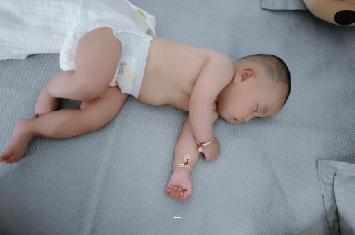 益阳五个月宝宝拇指内扣